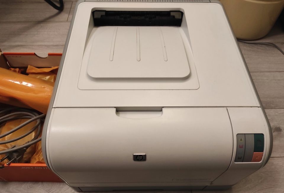 HP Color LaserJet CP1215  tulostin +4 värikasettia