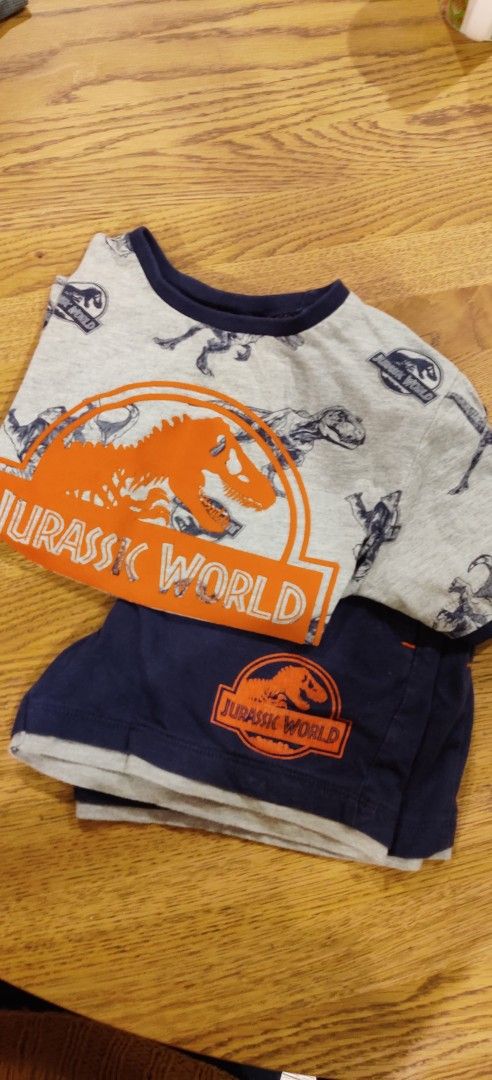 Shortsi + t-paita Jurassic World
