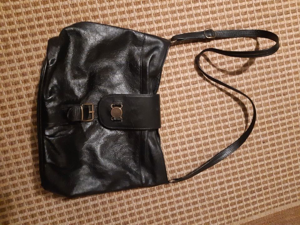 Musta käsilaukku