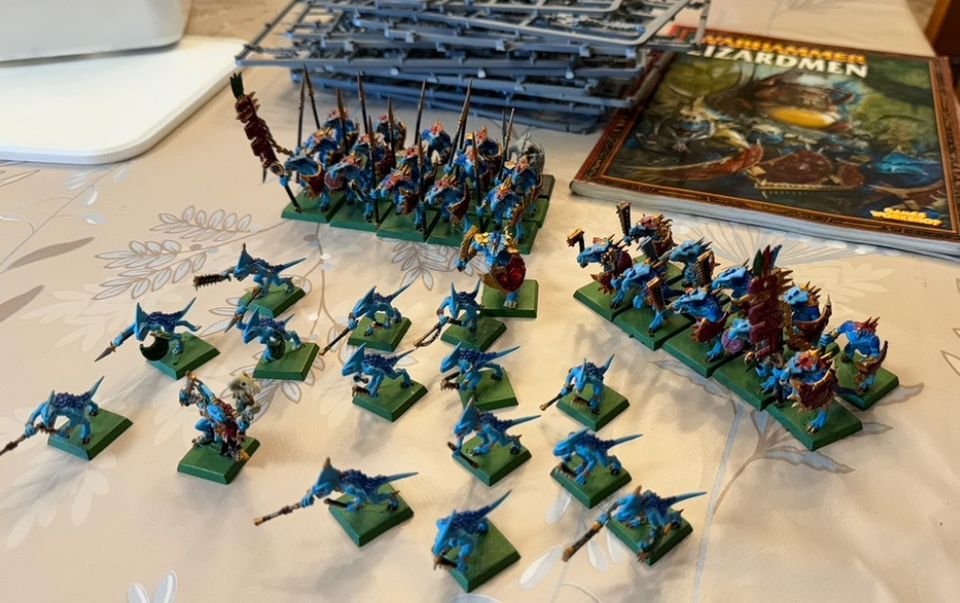 Lizardmen-figuureja ja armeijakirja Warhammer Fantasy