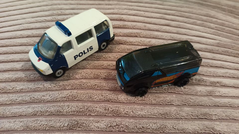 Poliisimaija ja pakettiauto