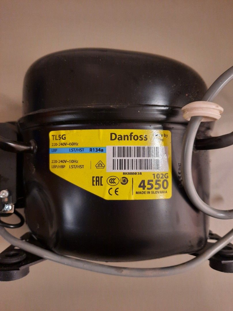 Danfoss 102G 4550 Huurre kotikylmiön kompressori