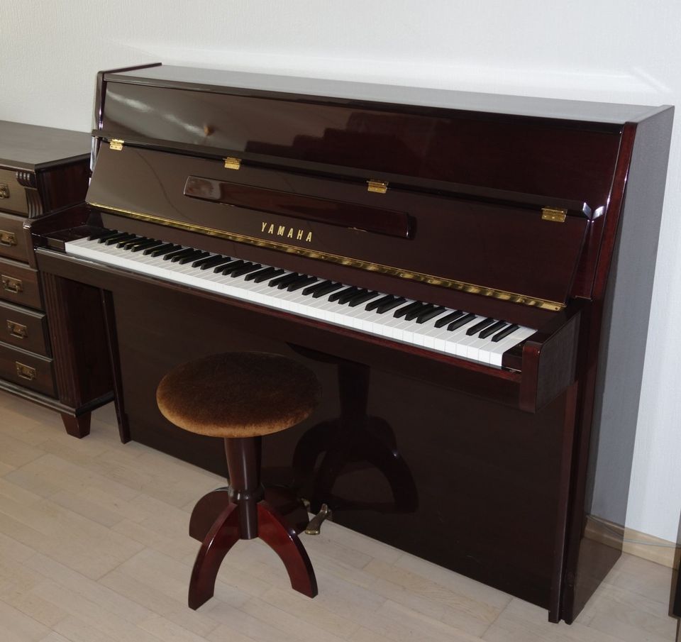 Upea mahonkinen Yamaha M110N piano, kuin uusi