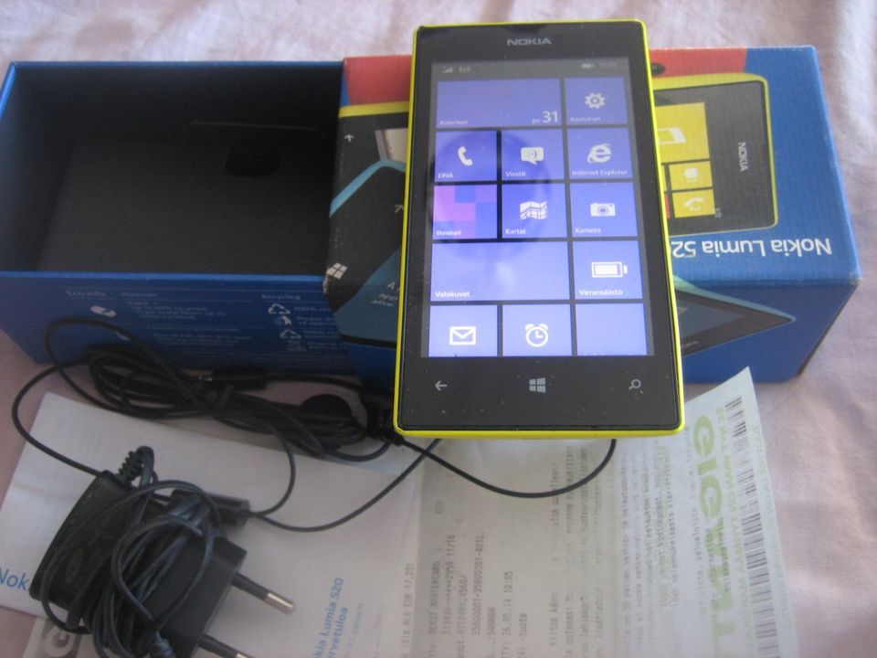 Nokia Lumia 520 sininen, mukana tarvikkeet