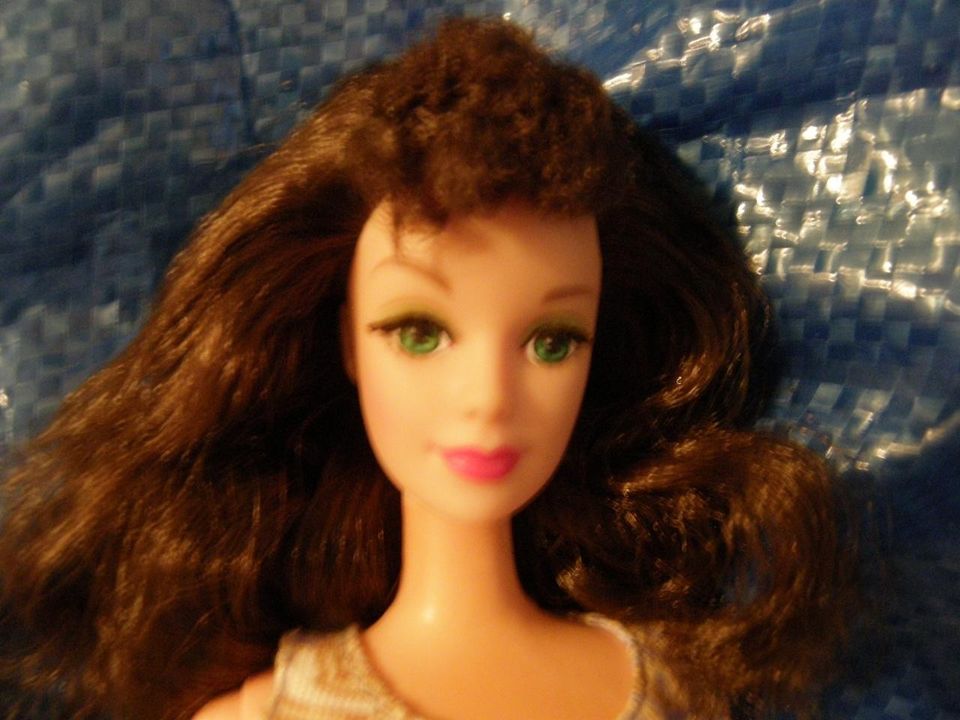 Ruskeatukkainen Barbie- nukke + asu