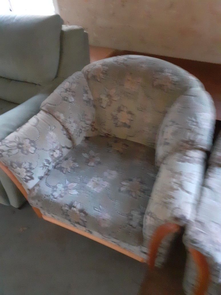 Olohuoneen sohva tuoleja