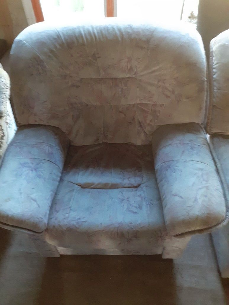 Olohuoneen sohva tuoleja
