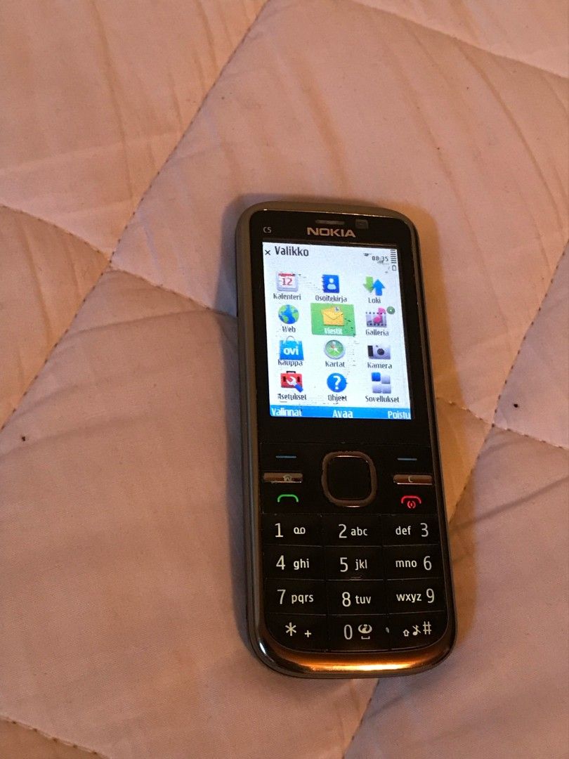 Nokia RM-745 matkapuhelin