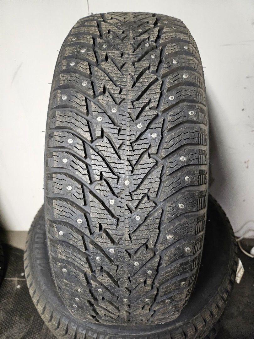 Käytetyt nastarenkaat 225/60R16 Bridgestone