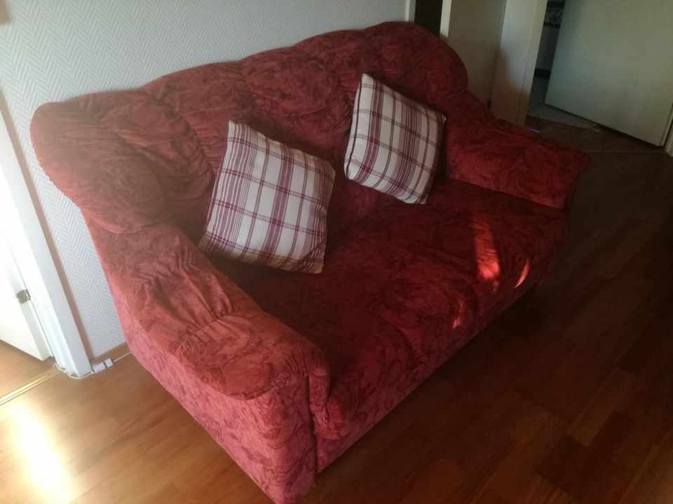 Viininpunainen sohva