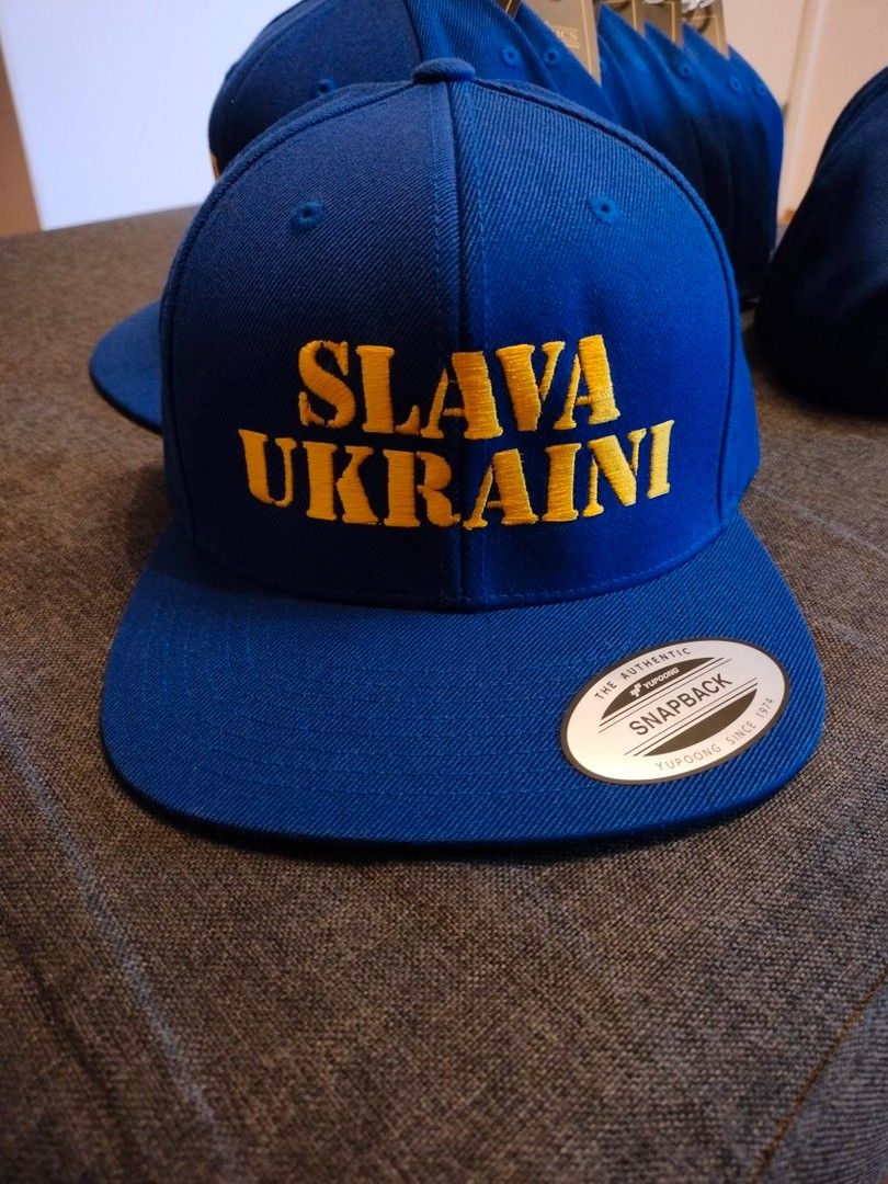 Snapback Lippalakki "Slava Ukraini" painatuksella