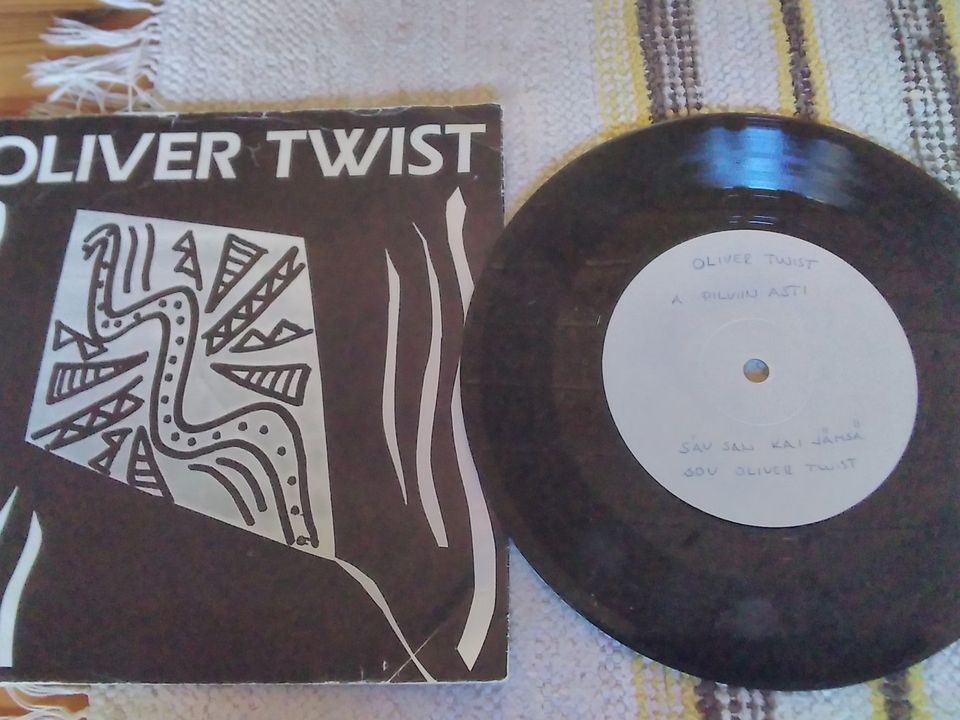 Oliver Twist 7" Pilviin asti / Luota minuun