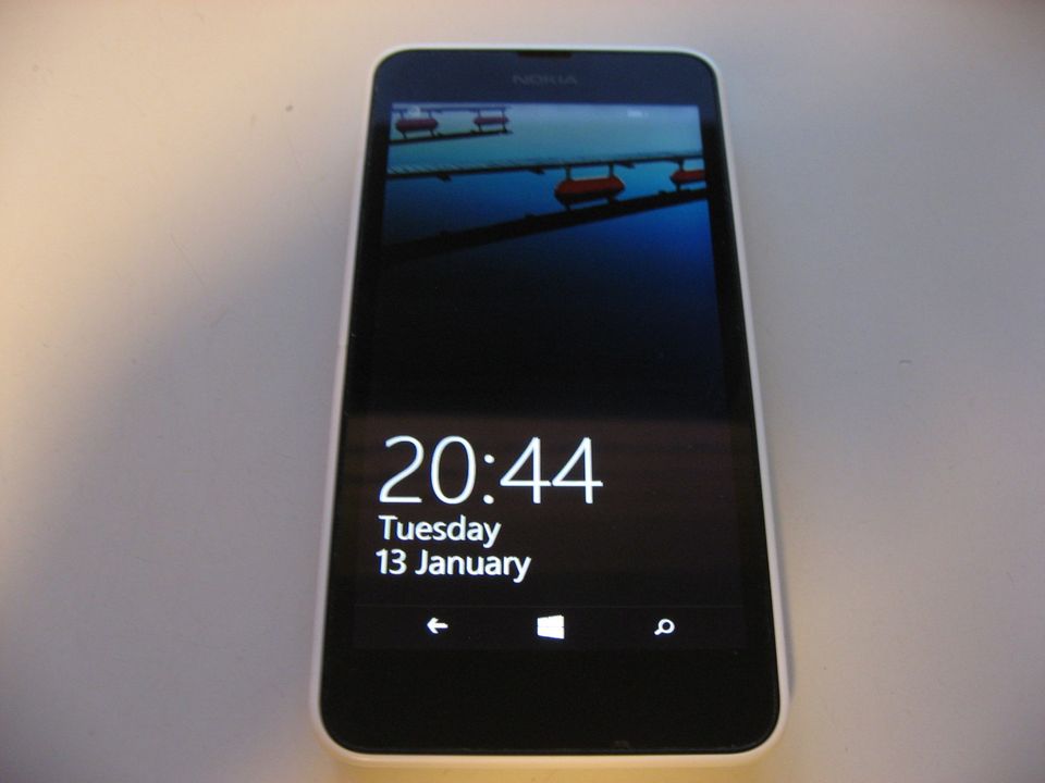 Lumia 630 matkapuhelin