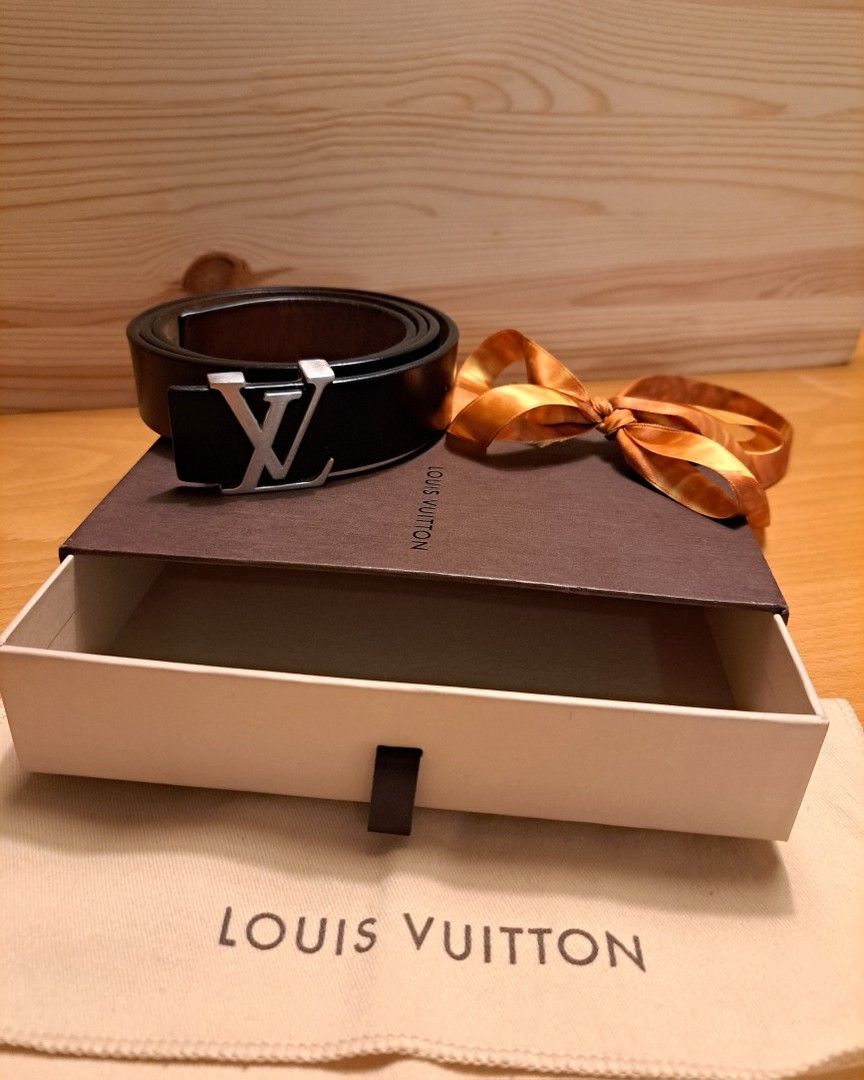 Louis Vuitton musta vyö hopean värisellä soljella