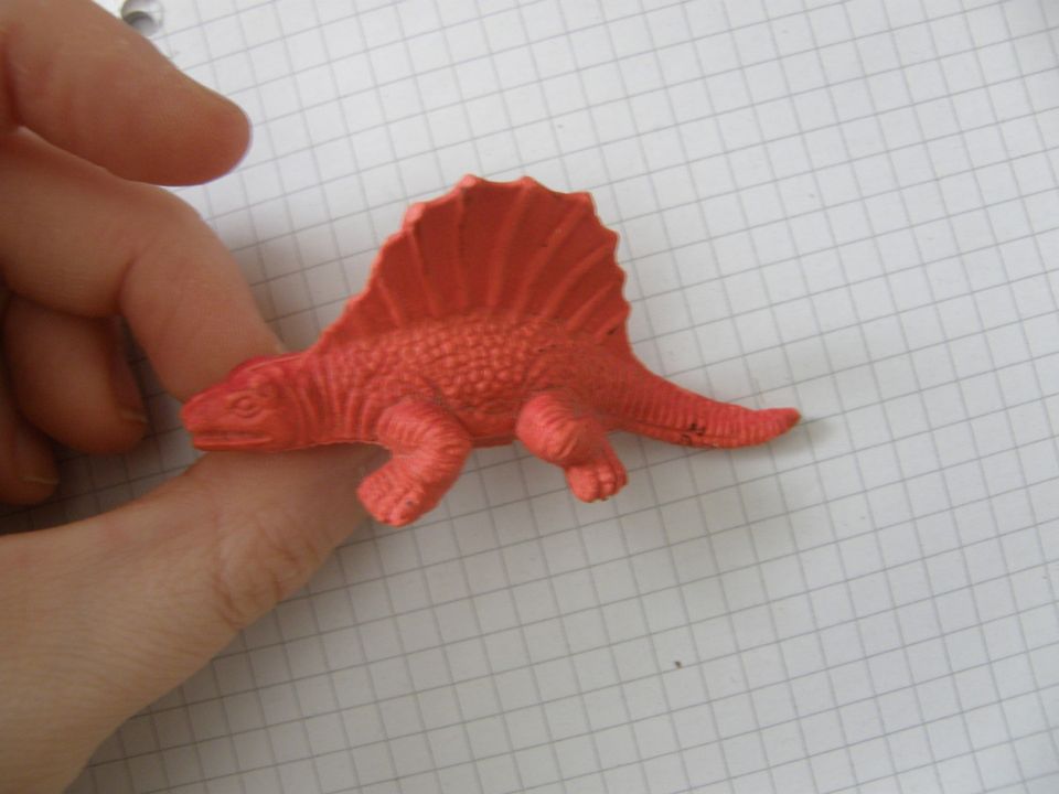Pieni oranssi Dimetrodon- hahmo/ figuuri