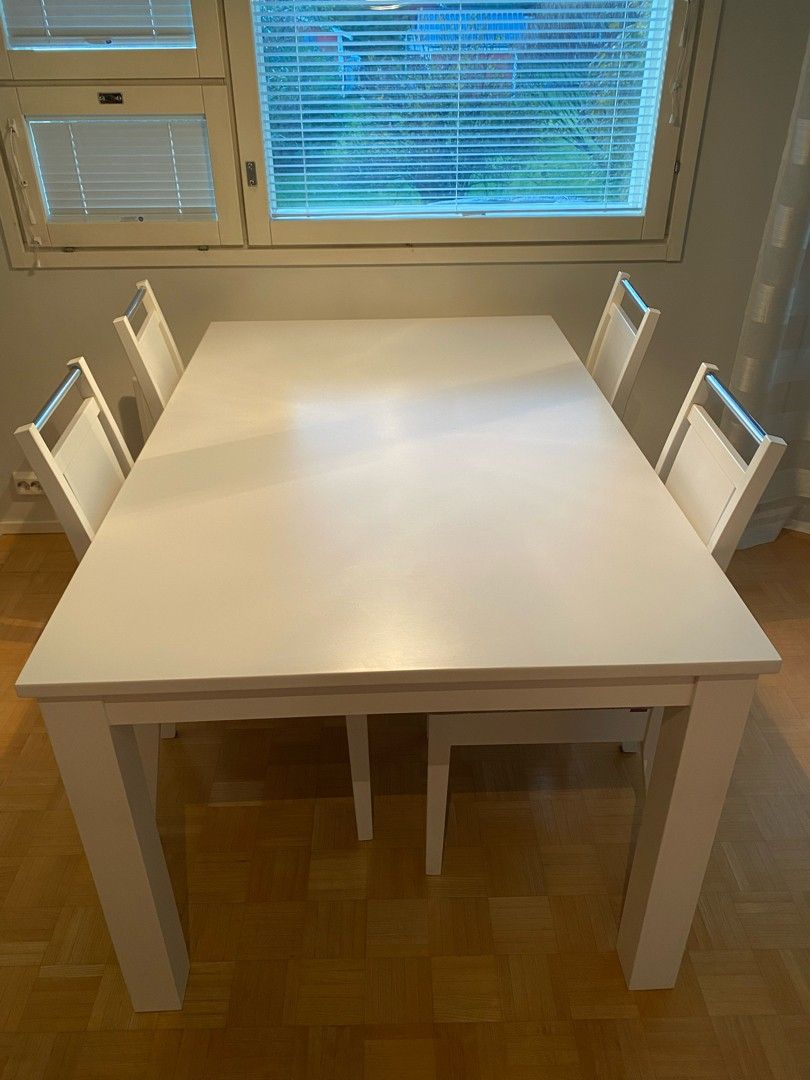 Pohjanmaan kaluste valkoinen pöytä ja neljä tuolia