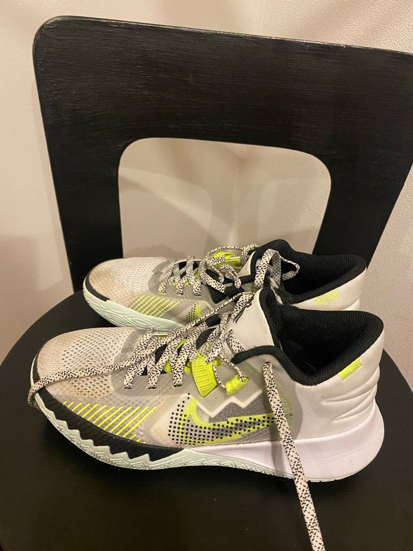 Nike Kyrie Flytrap koripallokengät 36,5