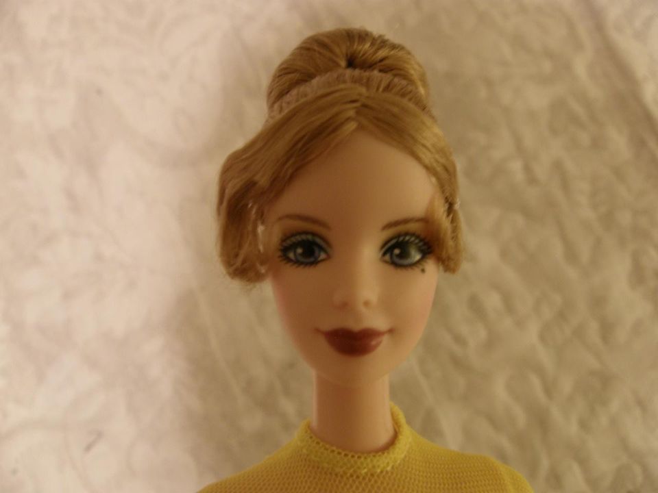 Punatukkainen Barbie - nukke + asu