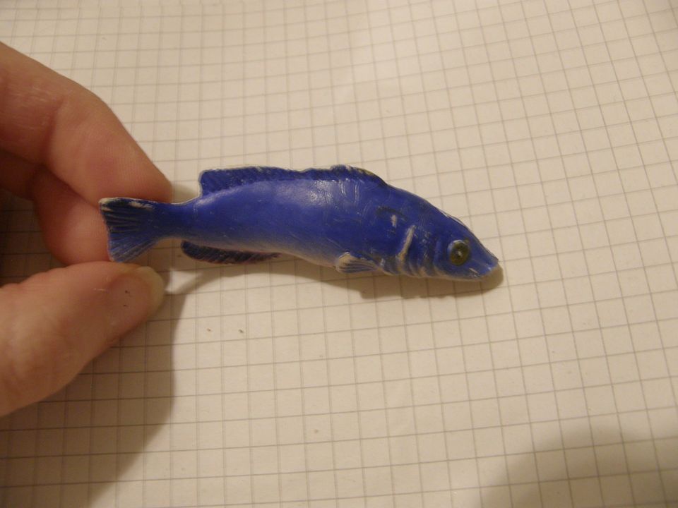 Hauska sininen/ valkoinen kala- hahmo/ -figuuri