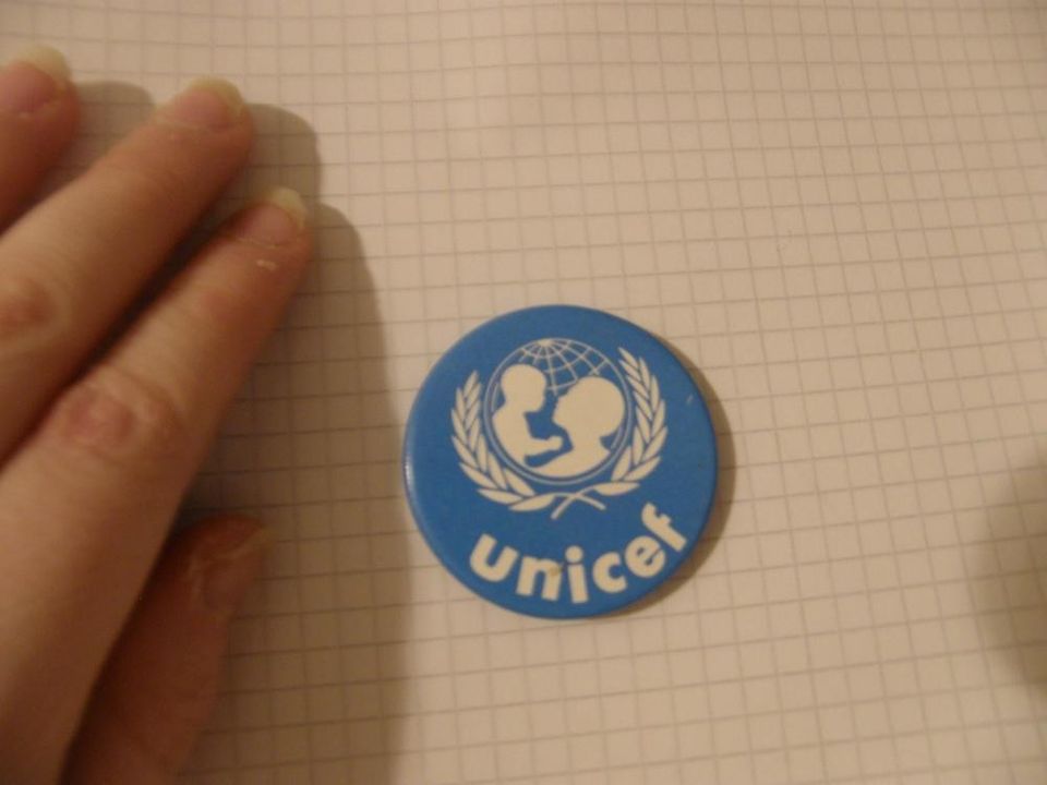 Sininen Unicef - rintakoru/ pinssi VINTAGE