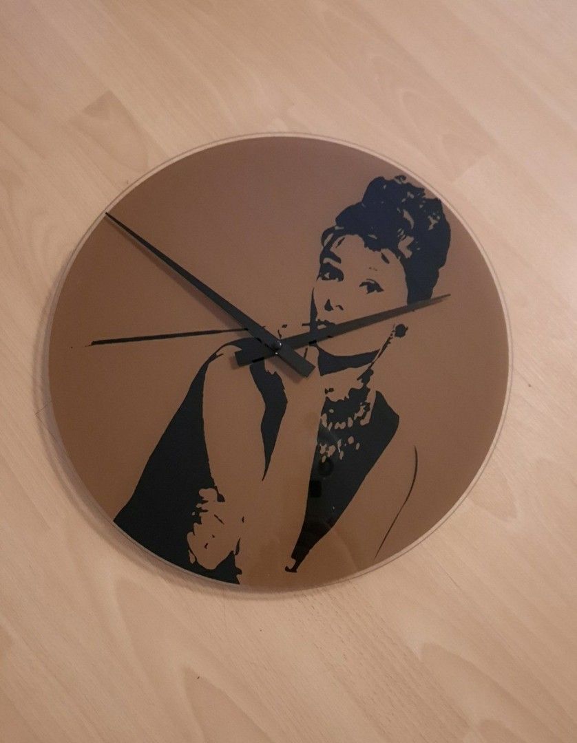 Audrey Hepburn - seinäkello, uusi
