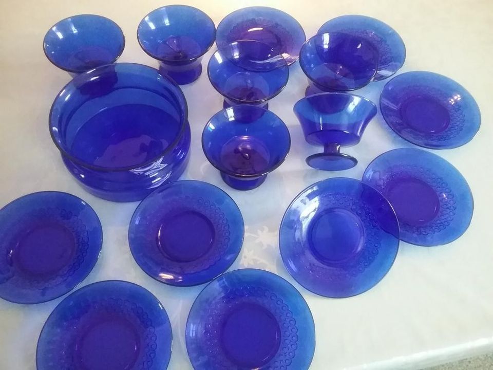 Lautasia ja jälkiruoka-astioita sinisiä
