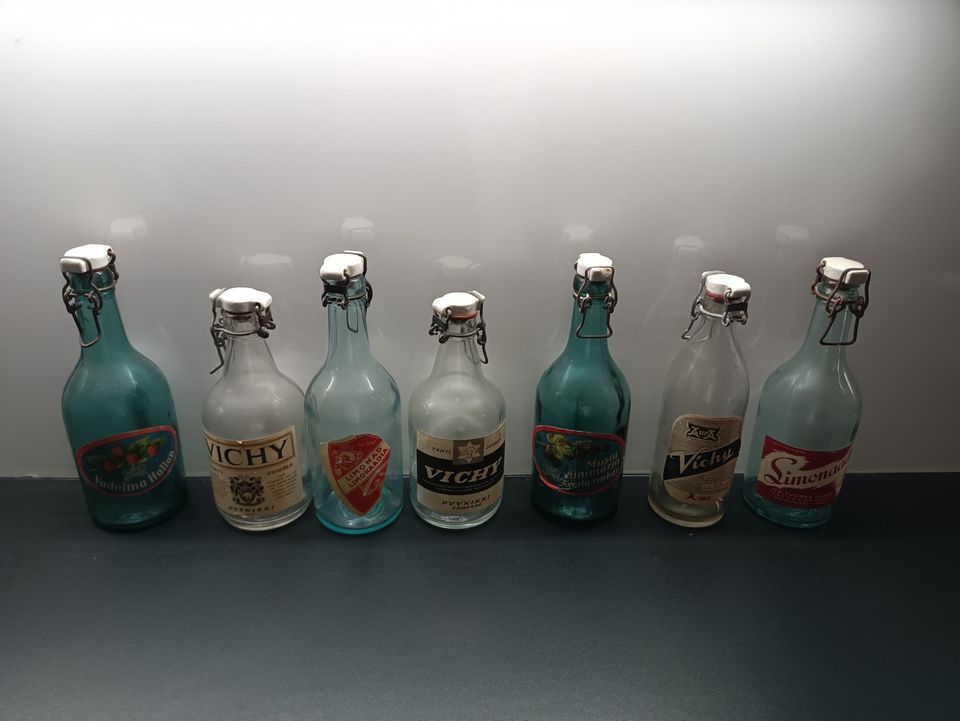 Vanhat etiketilliset pullot korkeilla
