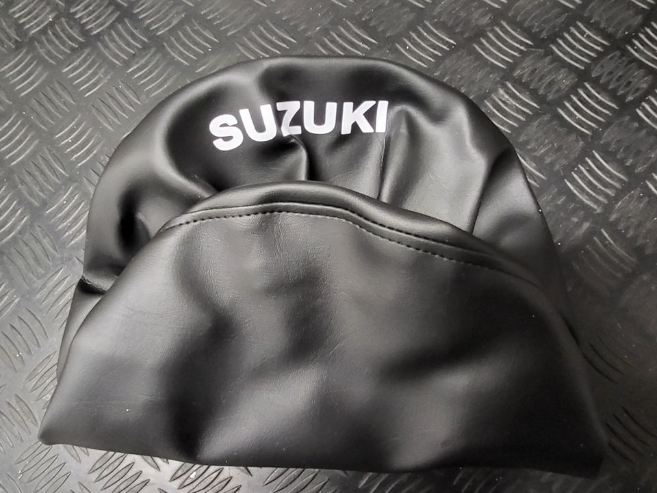 Suzuki PV: istuinpäällinen (musta/pun/sin), uusi