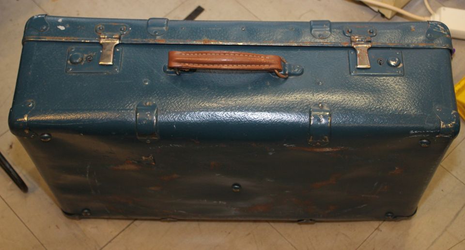 Vanha sininen matkalaukku