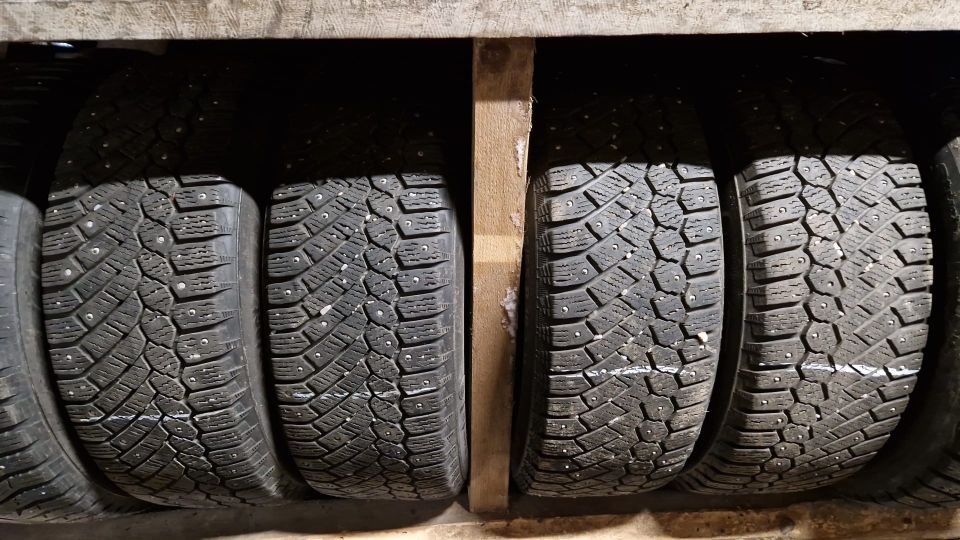 VARATTU Käytetty nasta 205/55R16 Continental icecontact 2