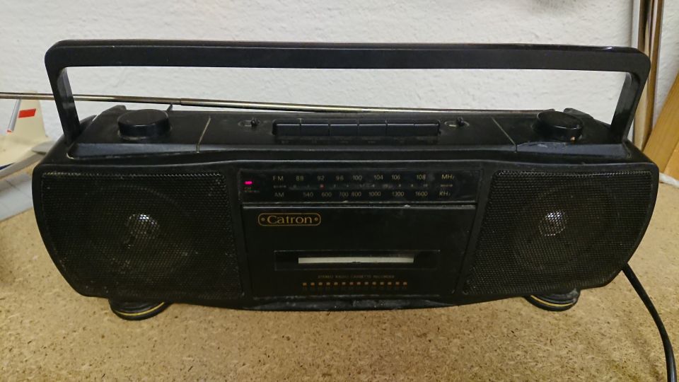 Varaosiksi/korjattavaksi Radio-C-kasettisoitin