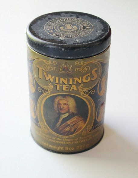 Vanha peltinen Twinings Tea -purkki