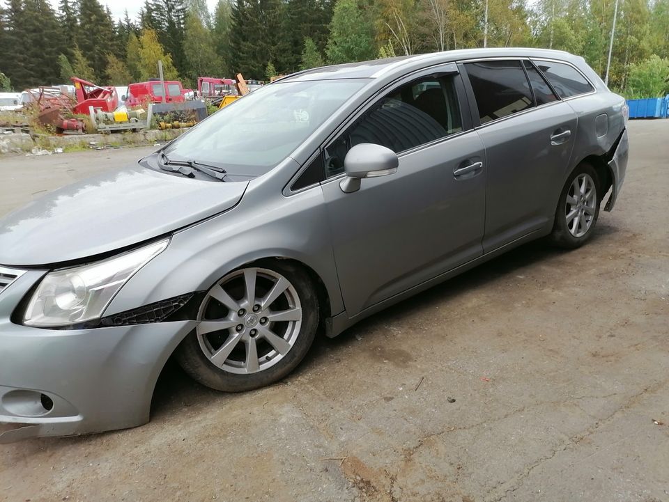 Toyota Avensis T27 varaosia