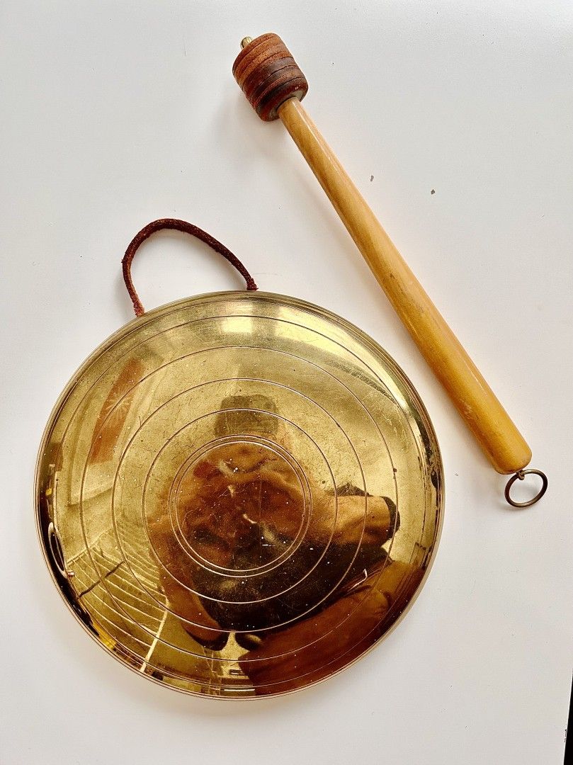 Taito Oy:n 1950-luvun messinkinen gongi