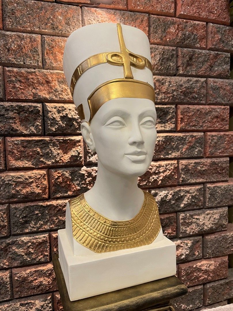 Patsaat: Upea Nefertiti kipsipatsas