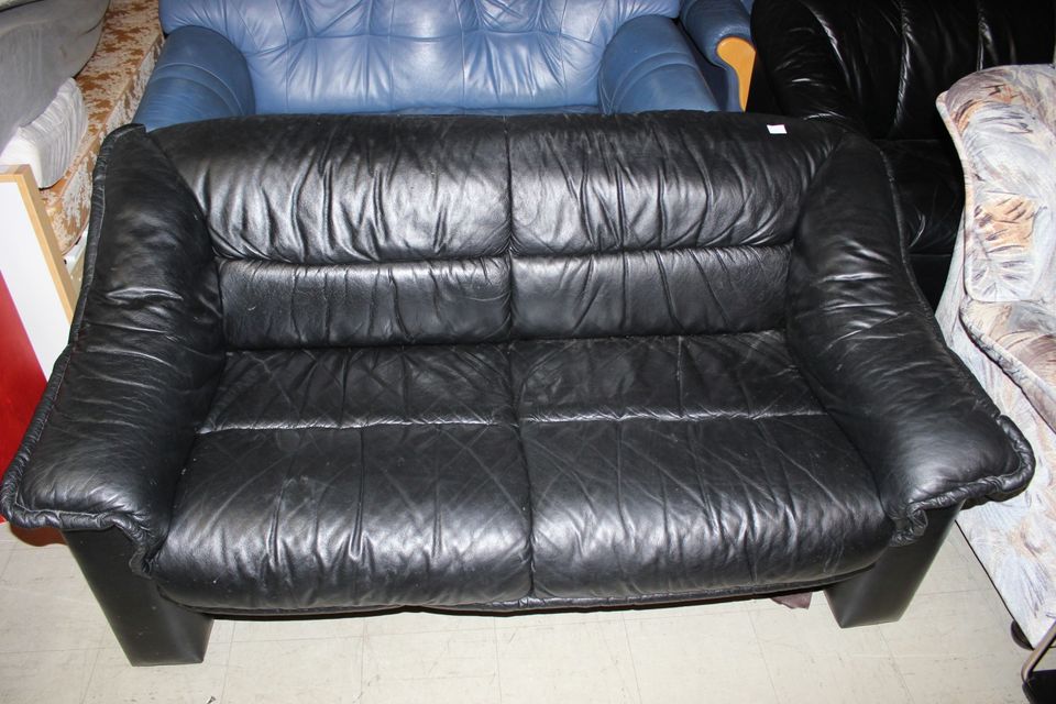 Musta kahden istuttava sohva