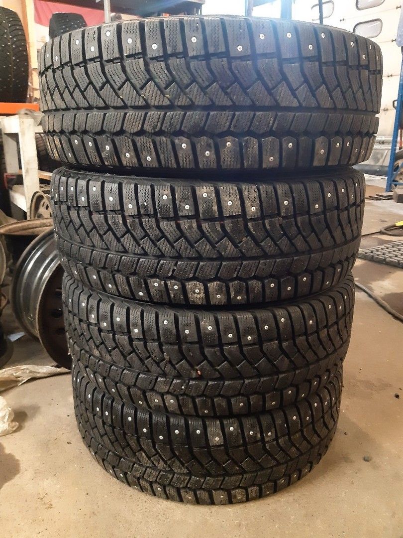 225/60R16 98T Viatti nastarenkaat