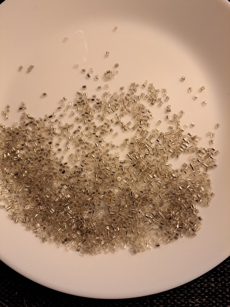 Hopeanvärisiä putkihelmi noin 1800 kpl