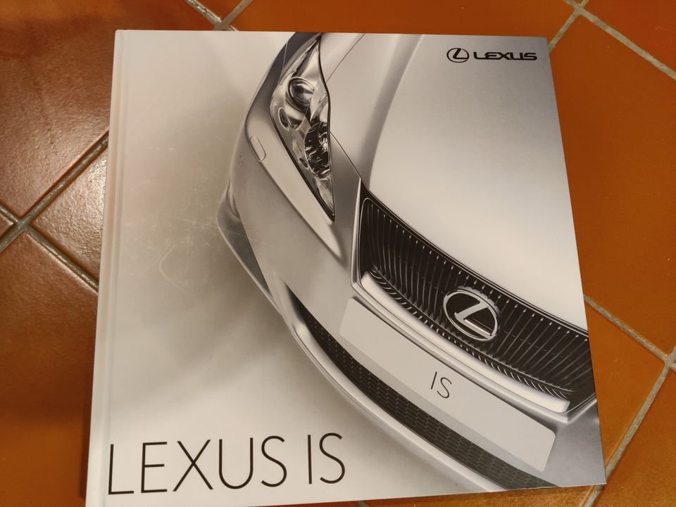 Lexus IS kirja / esite