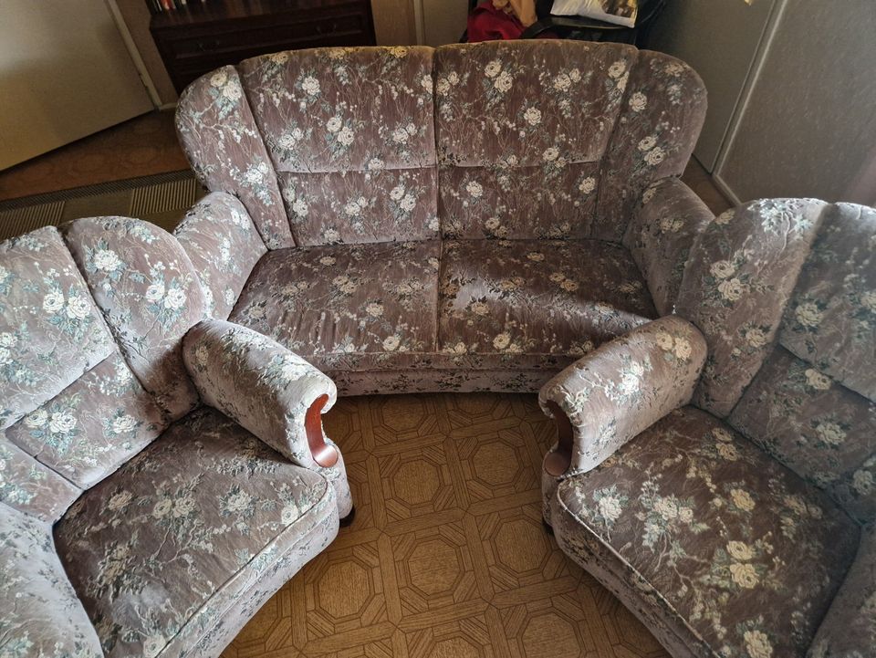 Kukkakuvioinen sohva ja 2 nojatuolia