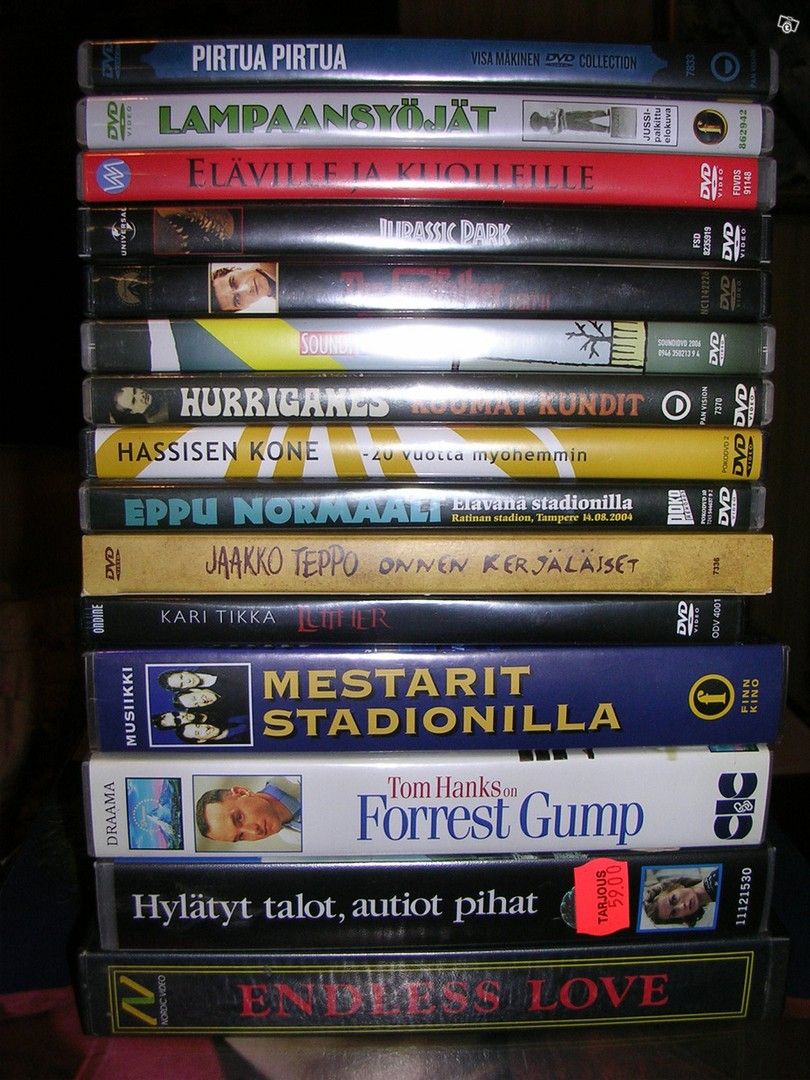 Videokasetteja ja DVD-levyjä