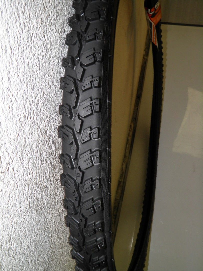 Erä Suomi Tyres ja Michelin kitkarenkaita 28" ed