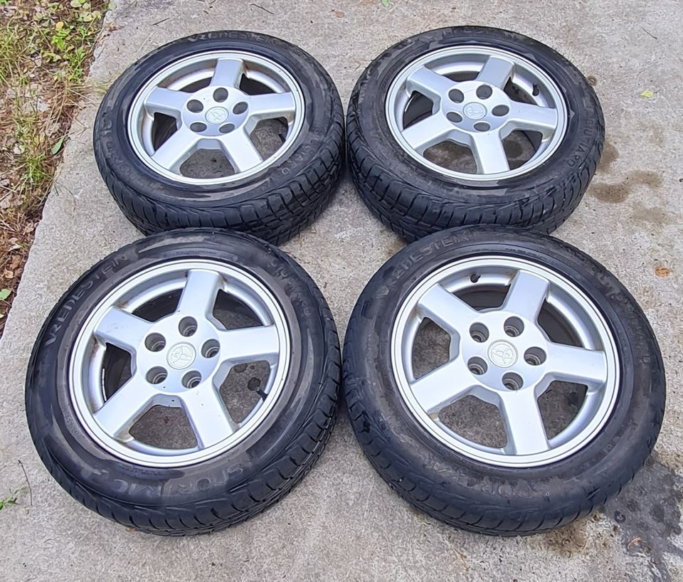 Toyotan alumiinivanteet 15" + renkaat