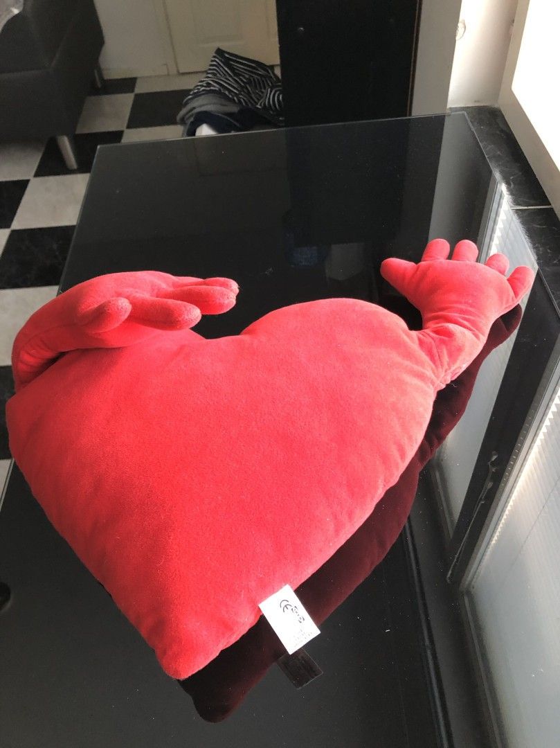 Uusi punainen sydän tyyny