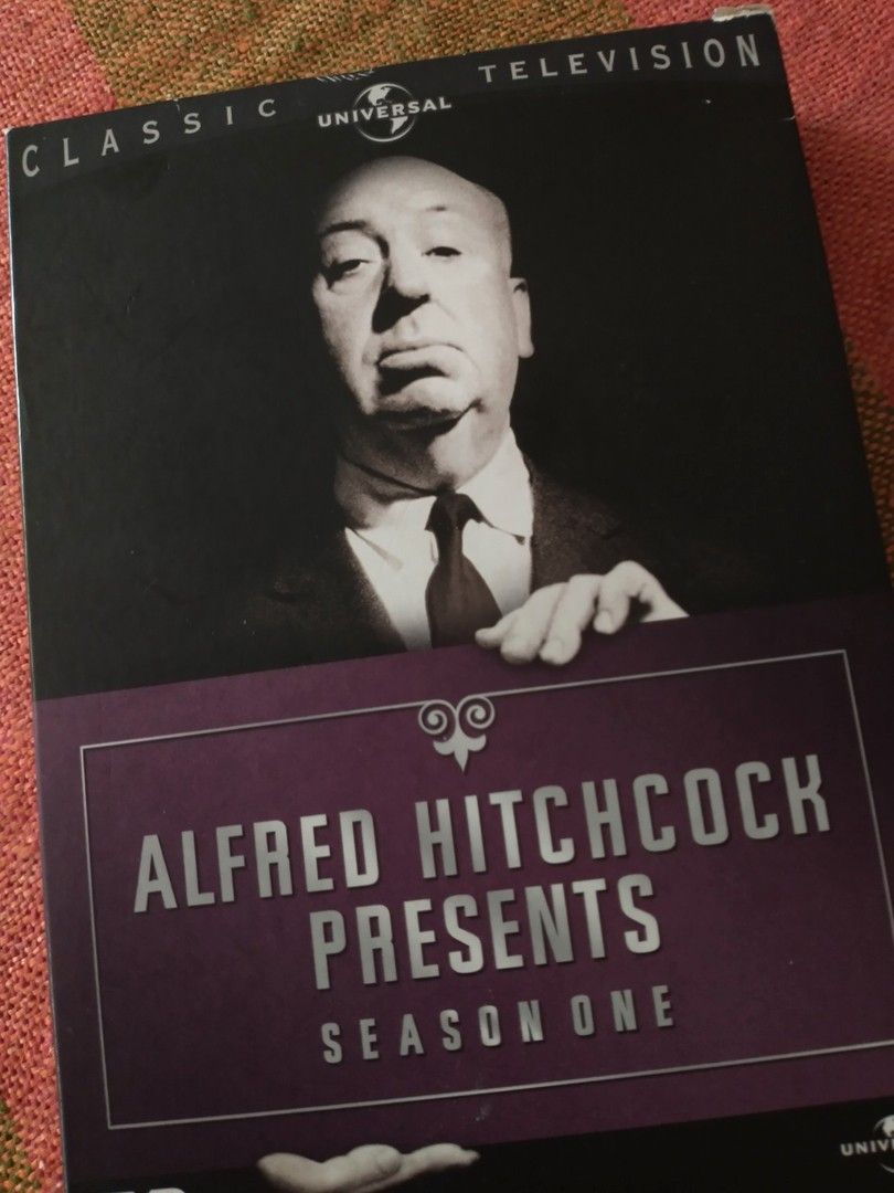 Alfred Hitchcock esittää DVD