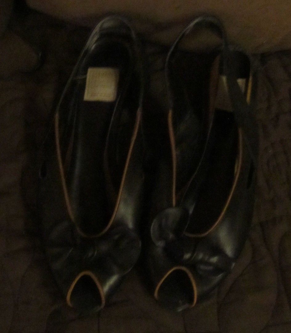 Mustat nahkaiset sandalit, koko 41
