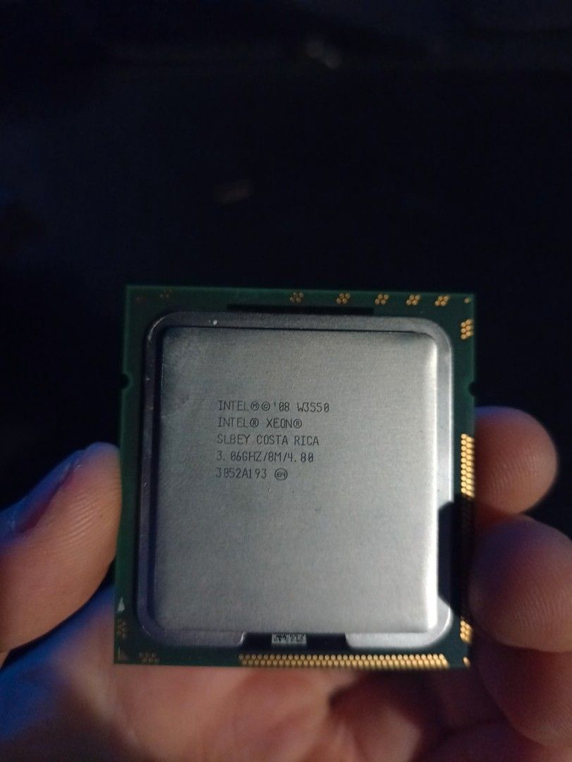 Intel Xeon w3550 (kaksi kappaletta)