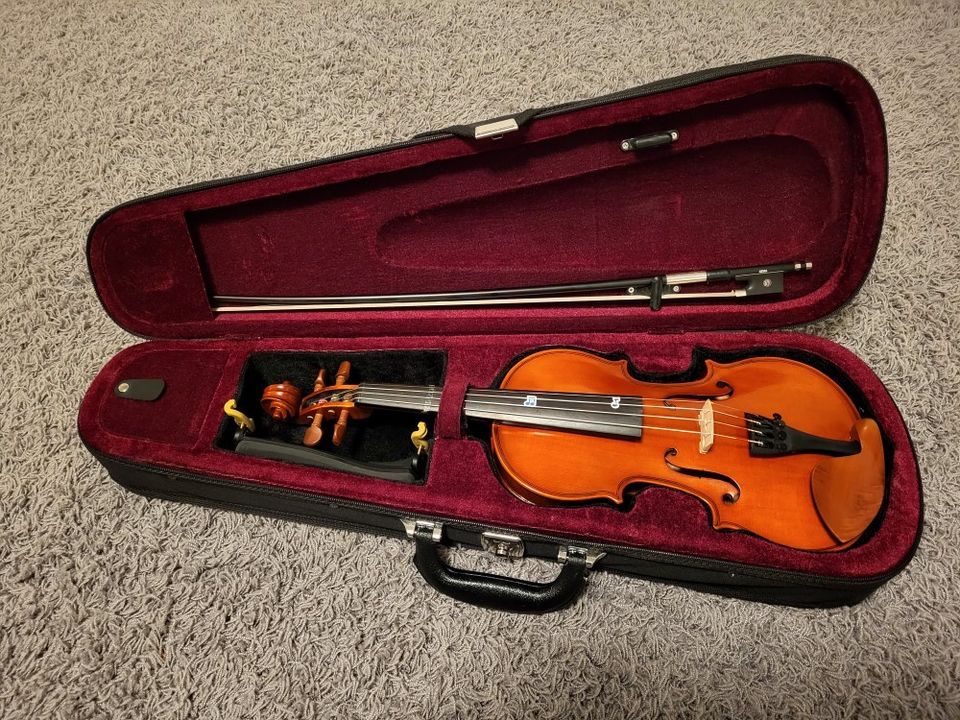 Hyväkuntoinen 1/2 viulu lähes uudella jousella