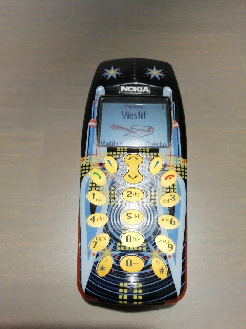 Nokia 3510i puhelin värikuorilla