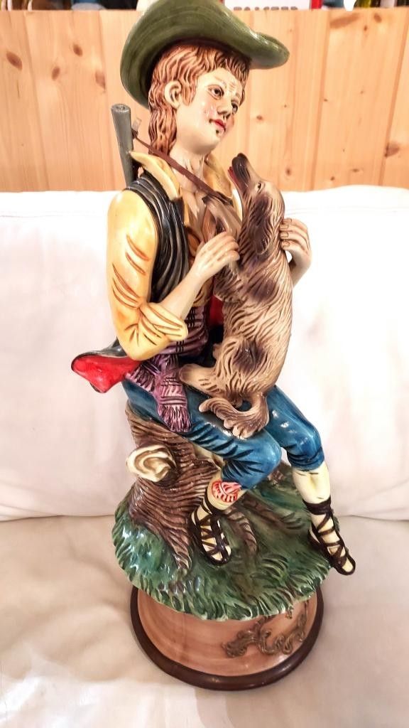 Iso keraaminen metsästäjä ja koira - patsas, 62 cm